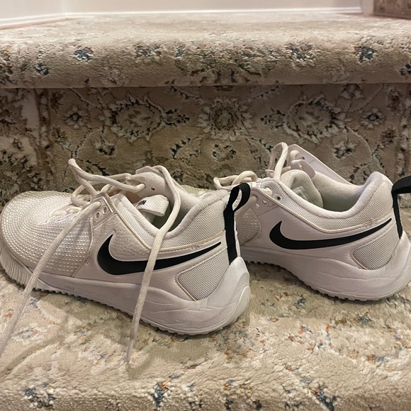 Nike Volleyball Sneaker - Picture 5 of 6